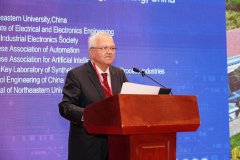 校深切贯彻落实党