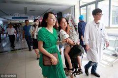 照片中的孩子们并